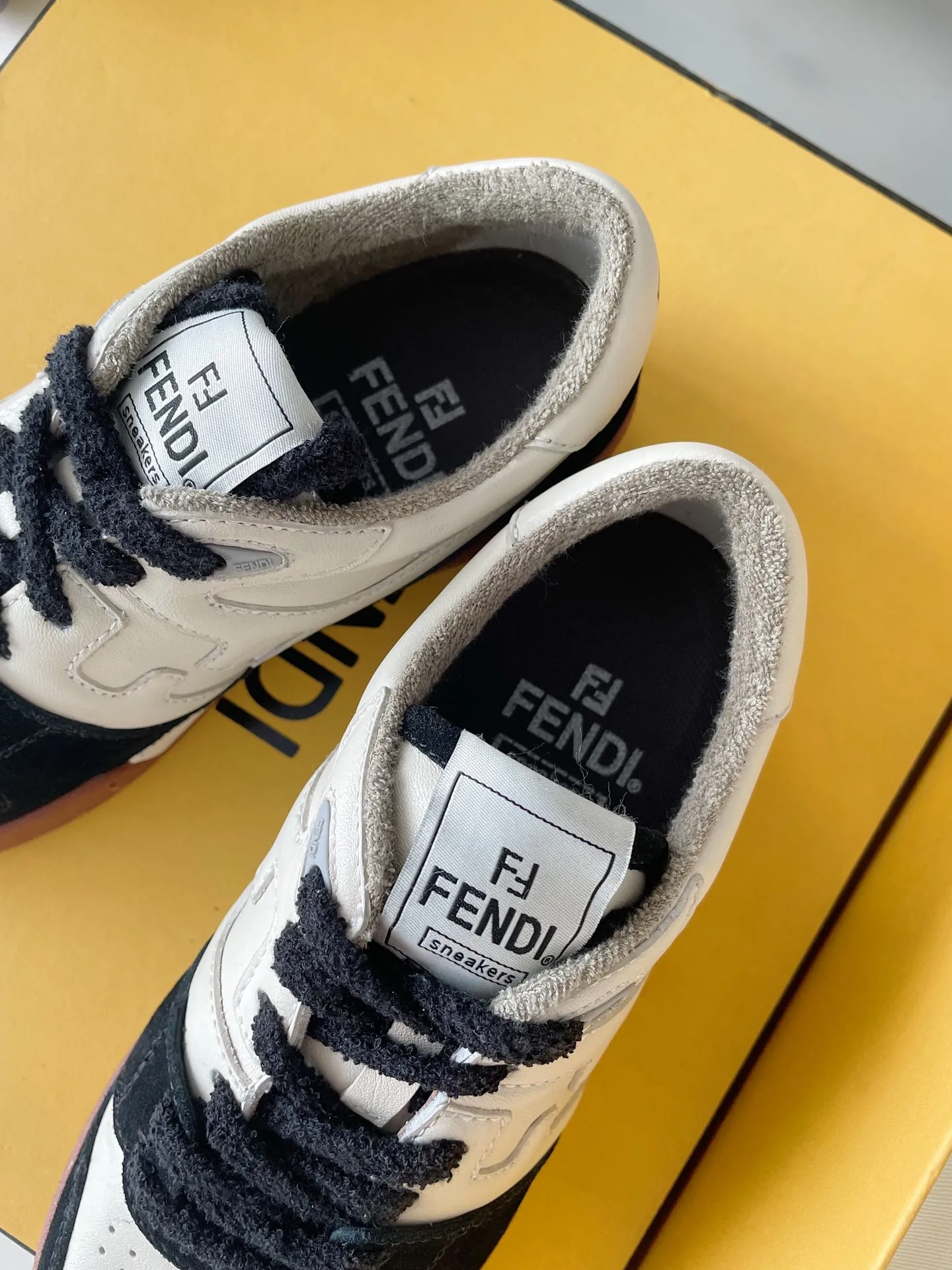 👟👟Ex-factory price👟👟Ex-factory price 520 👟👟 Fendi match's latest sneakers for couples, the first sneakers created by designer Kim Jones. Fendi match is similar to LV's Trainer basketball sneakers. The shoe shape is similar, with FF retro design added. The upper is made of suede and leather stitching. The double F logo on the side is convex and the lining is made of terry velvet. The upper foot is super soft and light. Comfortable and paired with a sweatshirt, full of youthful feel, and comes with exquisite packaging at the counter. Exclusive products, FENDI, trade channel orders, 2022 early spring catwalk models, capsule series, casual sneakers for couples. Cecilia Cheung, Jane Zhang, He Sui, Gu Li Nazha, Tang Yixin, Song Zuer, Wei Ya, and many other celebrities have endorsed them with FENDI Match sneakers. Let your thoughts flow, let the sunshine pour in, and interpret a variety of outfits! Fabric: Original custom suede + leather splicing combination Lining: Imported custom terry velvet lining Sole: Original molded T👟👟 Factory price U two-color combination sole Sole thickness: 3CM Size: Women's 35-40 / Men's 39-45
